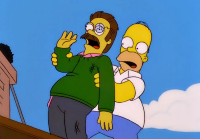 Homer steht mit dem toten Ned Flanders auf dem Dach.