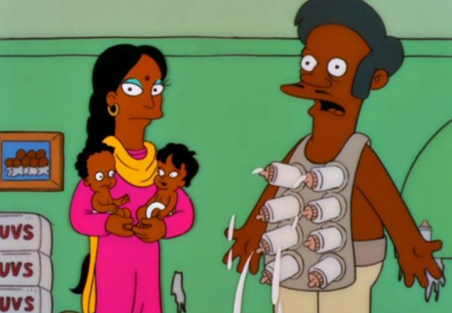 Apu hat Babyflaschen für seine Kinder an.