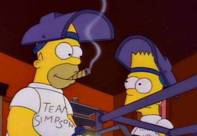 Homer und Bart bauen zusammen eine Seifenkiste.